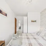 2-bed Sleeps 4 With Parking