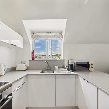 2-bed Apartment- Free Private Parking