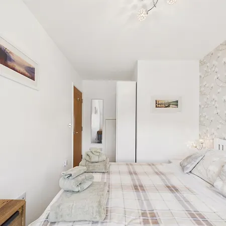 2-bed Apartment- Free Private Parking