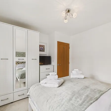 2-bed Apartment- Free Private Parking