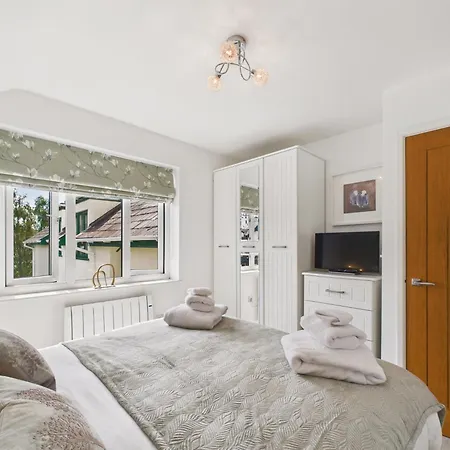 2-bed Apartment- Free Private Parking 아파트