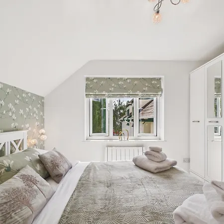 2-bed Apartment- Free Private Parking Appartamento *