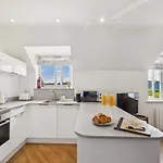 2-bed Sleeps 4 With Parking