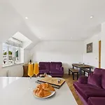 2-bed Sleeps 4 With Parking 아파트 보우네스온윈더미어