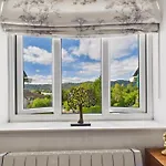 2-bed Sleeps 4 With Parking 아파트 보우네스온윈더미어