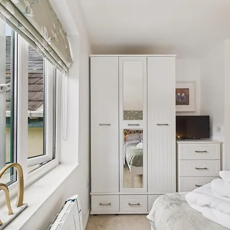 2-bed Sleeps 4 With Parking Διαμέρισμα
