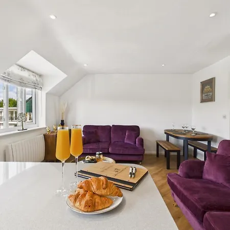 2-bed Sleeps 4 With Parking Διαμέρισμα